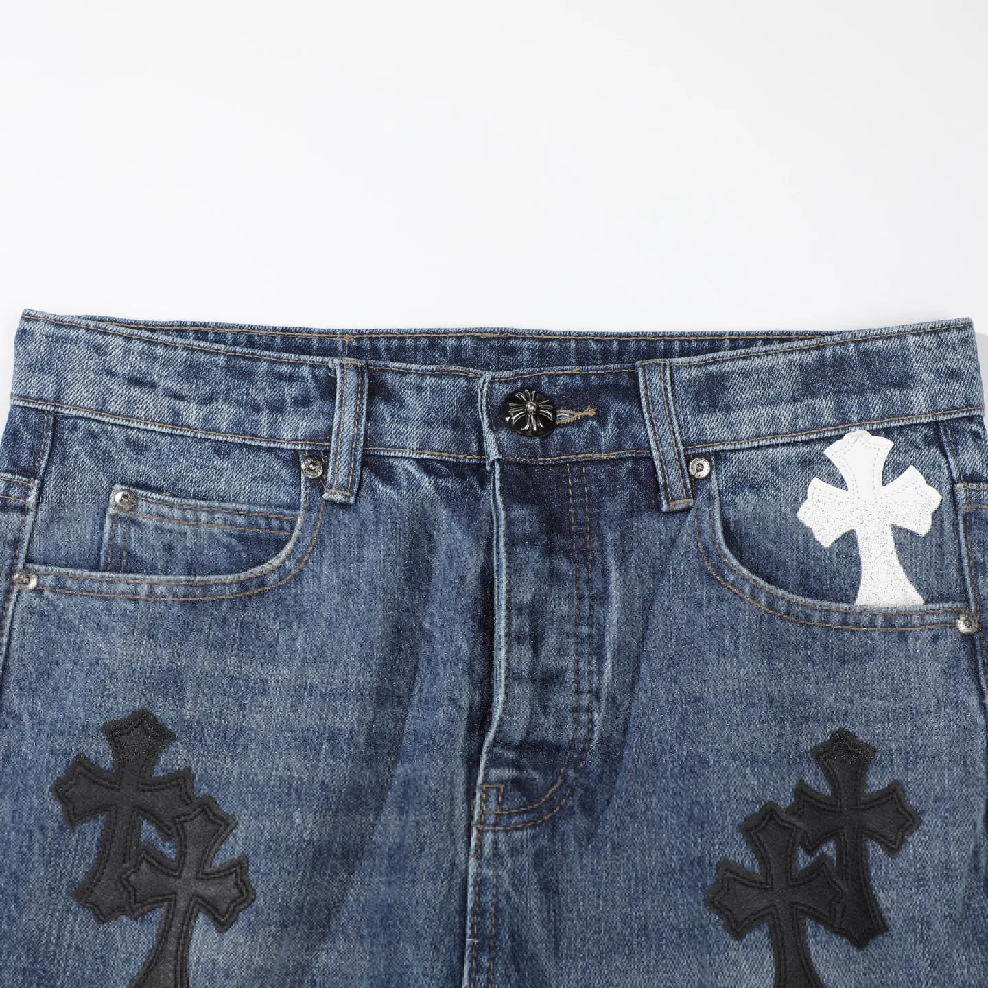 P270 ChromeHearts Chrome washed blue black and white leather straight pants, ceiling-level jeans, a pair is hard to find at the counter‼ ️About Zangyin✅This is an extremely luxurious fashion brand that can also be called the aristocracy of the high street. It has always been an exclusive brand for some hipsters or rich second generations. The color of this model is already very eye-catching by using a unique washed material. It is decorated with pink patch cross flowers, which cleverly highlights the charm of the brand. Secondly, this model adopts a classic high-waist cut design, which highlights the long legs and fashionable temperament of the upper body. The brand is highly recognizable and the slim-fitting configuration is more suitable for daily wear. The personality will be fashionable and the specifications can be seen at a glance. Materials and technology ✅ Needless to say, this point goes without saying. As an excellent craftsman brand, Zangyin's requirements for details and craftsmanship are really perfect. The washed color of this model has gone through a lot of processes, not to mention the embellishment of the denim appliqués. It is also purely handmade and sewn. Just like what they believe in, only handmade things have soul and have the meaning of wearing. A top-notch heavy-duty fashionable denim item, recommended by both hands‼ ️ Size: 28, 30, 32, 34, 36 (S-XXL) Color: blue Size reference: Pants length 100 102 104 106 106 Waist 72 76 80 84 88 Recommended weight S (about 110 pounds) M (about 120 pounds) L (about 140 pounds) XL (about 165) XXL (about 185)